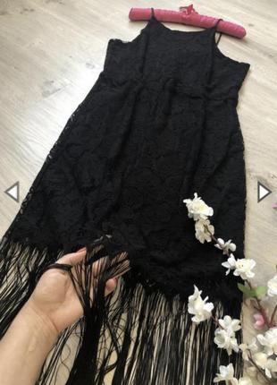 Дуже красиве вечірнє мереживне плаття з бахромою