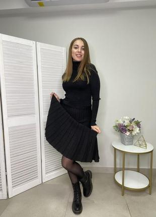 Трикотажна сукня-міді з плісированою спідницею