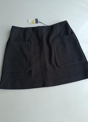 Чорна утеплена спідниця міні трапецеєю з накладними карманами