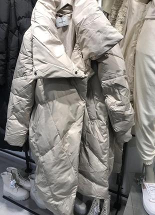 Очень теплый и стильный удлинённый пуховик stradivarius. привезён с испании.