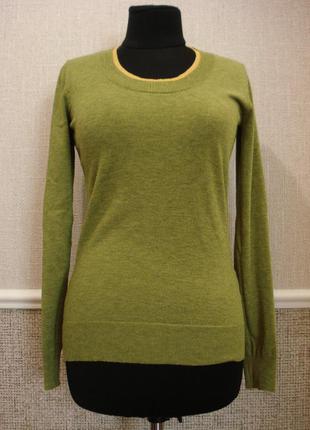 В'язана кофта з вирізом і довгими рукавами