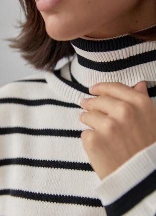 Укорочений жіночий светр у смужку оверсайз.2 фото