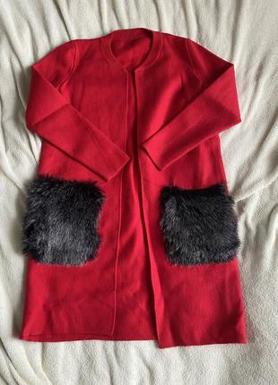 Яркое красное пальто5 фото
