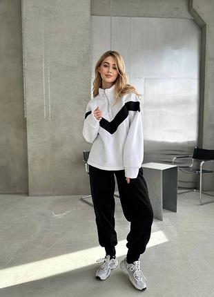 Стильный спортивный костюм свободного кроя со свитшотом с молнией на горловине