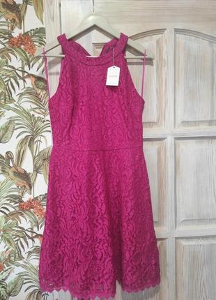 Ярко- розовое кружевное платье