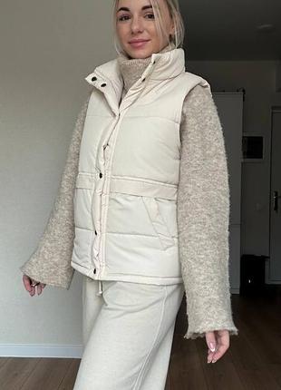 Жилетка женская оверсайз на молнии с карманами на кнопках качественная стильная трендовая молочная1 фото