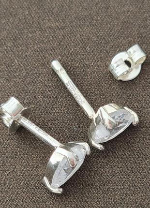 Серьги пусеты серебряные в форме сердечек с белыми фианитами сердце7 фото