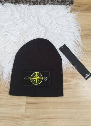 Стильная шапка в стиле stone island