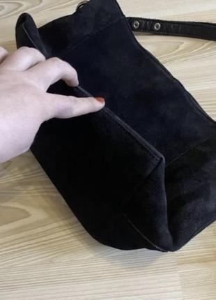 Чёрная замшевая качественная сумка на средней ручке4 фото