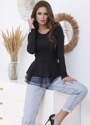 Чорний трикотажний светр з воланами