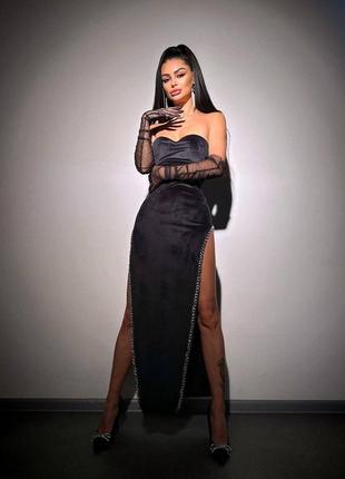 Вишукана довга оксамитова сукня з розрізами декорована ланцюжками з рукавичками, вечірнє бархатне чорне плаття максі з пуш ап