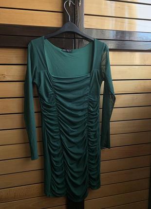 Зеленое изумрудное мини платье-мини nastygal с сеточкой с квадратным вырезом1 фото