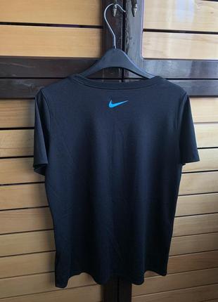 Спортивная черная футболка nike dri fit с голубым логотипом4 фото