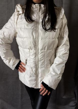 Женская белая пуховая куртка с капюшоном