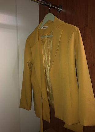 Желтый пиджак с поясом