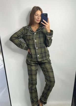 Женская пижама коттоновая зеленая в клетку. рубашка с длинным рукавом и штаны с карманами.