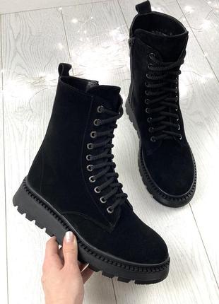 Черные замшевые женские зимние ботинки на невысокой платформе3 фото