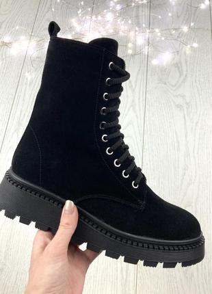 Черные замшевые женские зимние ботинки на невысокой платформе2 фото