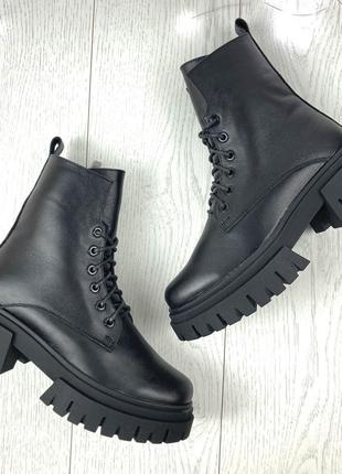 Женские черные кожаные зимние ботинки на шнуровке на тракторной платформе3 фото