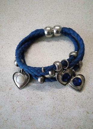 Плетеный браслет с шармами, застежка на магните.