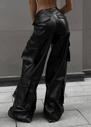 Спортивные штаны карго из экокожи кожаные из кожужа с накладными карманами черные с начесом свободные трендовые стильные палаццо8 фото