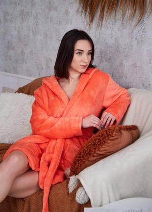 Жіночий теплий халат середньої довжини з кишенями поясом та капюшоном персикового кольору5 фото