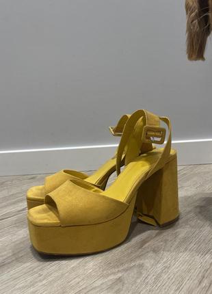 Гірчичні (жовті) босоніжки на підборах bershka