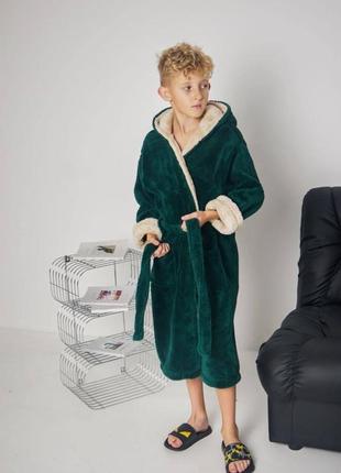 Дитячий теплий зимовий халат середньої довжини для хлопчика смарагд з бежевим з капюшоном та кишенями зелений