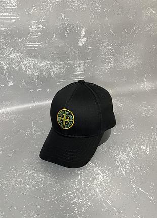 Черная кепка с зеленой вышивкой stone island