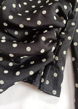 Чёрная сатиновая блуза в горошек со сборкой/на запах3 фото