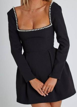 Платье мини черная однотонная на длинный рукав с вырезом квадрат в зоне декольте с бусинами качественная трендовая