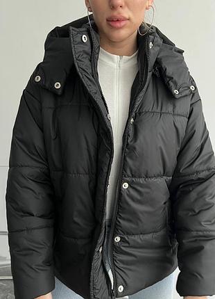 Куртка чорна тепла утеплена яскраві кольори черная куртка с капюшоном утепленная яркие цвета