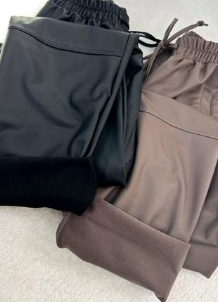 Жіночі брюки еко шкіра матова на флісі арт 54/21 штани  (42,44,46,48,50,52 великі великі  розміри)7 фото