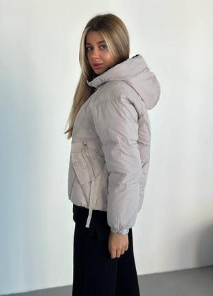 Женская комфортная бежевая теплая трендовая стильная двухсторонняя зимняя куртка 20232 фото