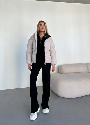 Женская комфортная бежевая теплая трендовая стильная двухсторонняя зимняя куртка 20235 фото