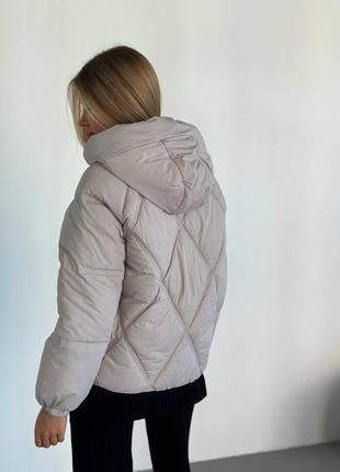Женская комфортная бежевая теплая трендовая стильная двухсторонняя зимняя куртка 20237 фото