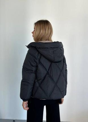 Женская комфортная черная тёплая трендовая стильная двухсторонняя зимняя куртка 20236 фото
