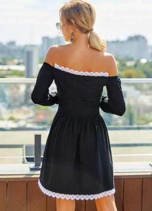Черное трикотажное платье с кружевом3 фото