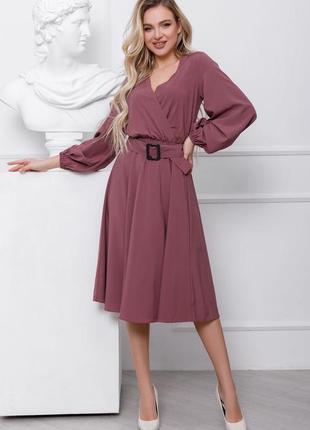 Темно-сиреневое приталенное платье с запахом