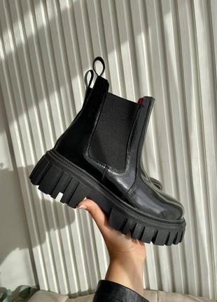 Шкіряні лаковані челсі чорного кольору на масивній підошві