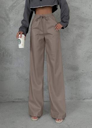 Штани жіночі з екошкіри на флісі, молодіжні трендові штани утеплені зі шкірозамінника широкі 532924 фото