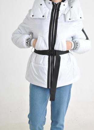 Белоснежная ультралегкая куртка с манжетами и капюшоном