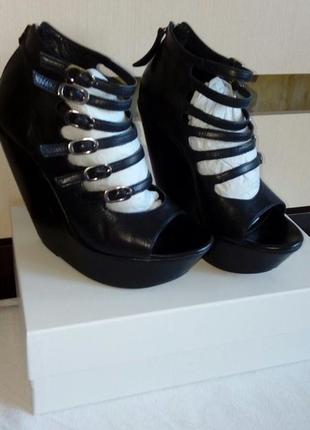 Офігенний босоніжки.бренд:vik matie