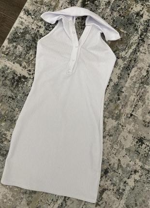 Спортивное белое платье в рубчик с воротником6 фото