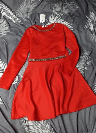 Ярко красное платье с камнями