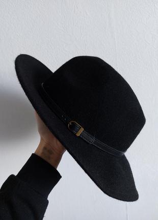 Шерстяная стильная шляпа с ремешком