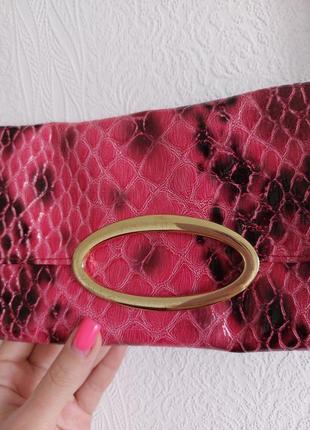 Яскрава рожева сумка-багет під крокодила5 фото