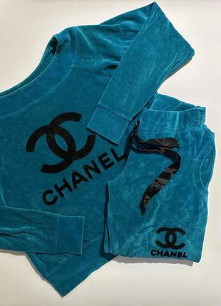 Женский спортивный костюм в стиле chanel