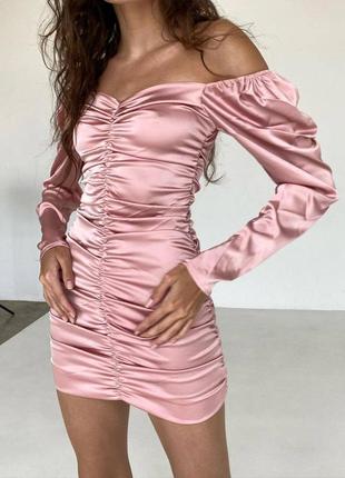 Ідеальна розкішна стильна рожева сукня з атласної тканини 2023