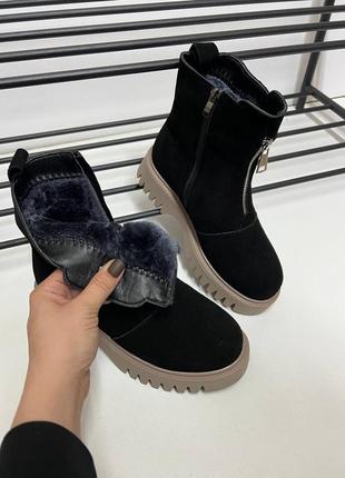 Женские зимние замшевые ботинки на меху, высокие, черные7 фото